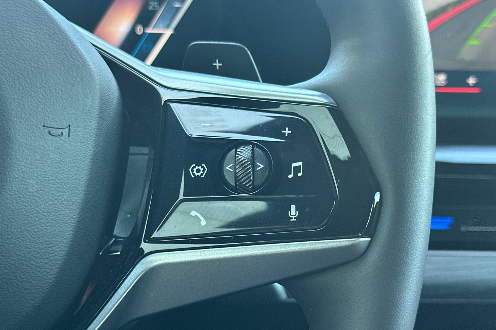 Used 2025 BMW 530i w/ Premium Package image 32