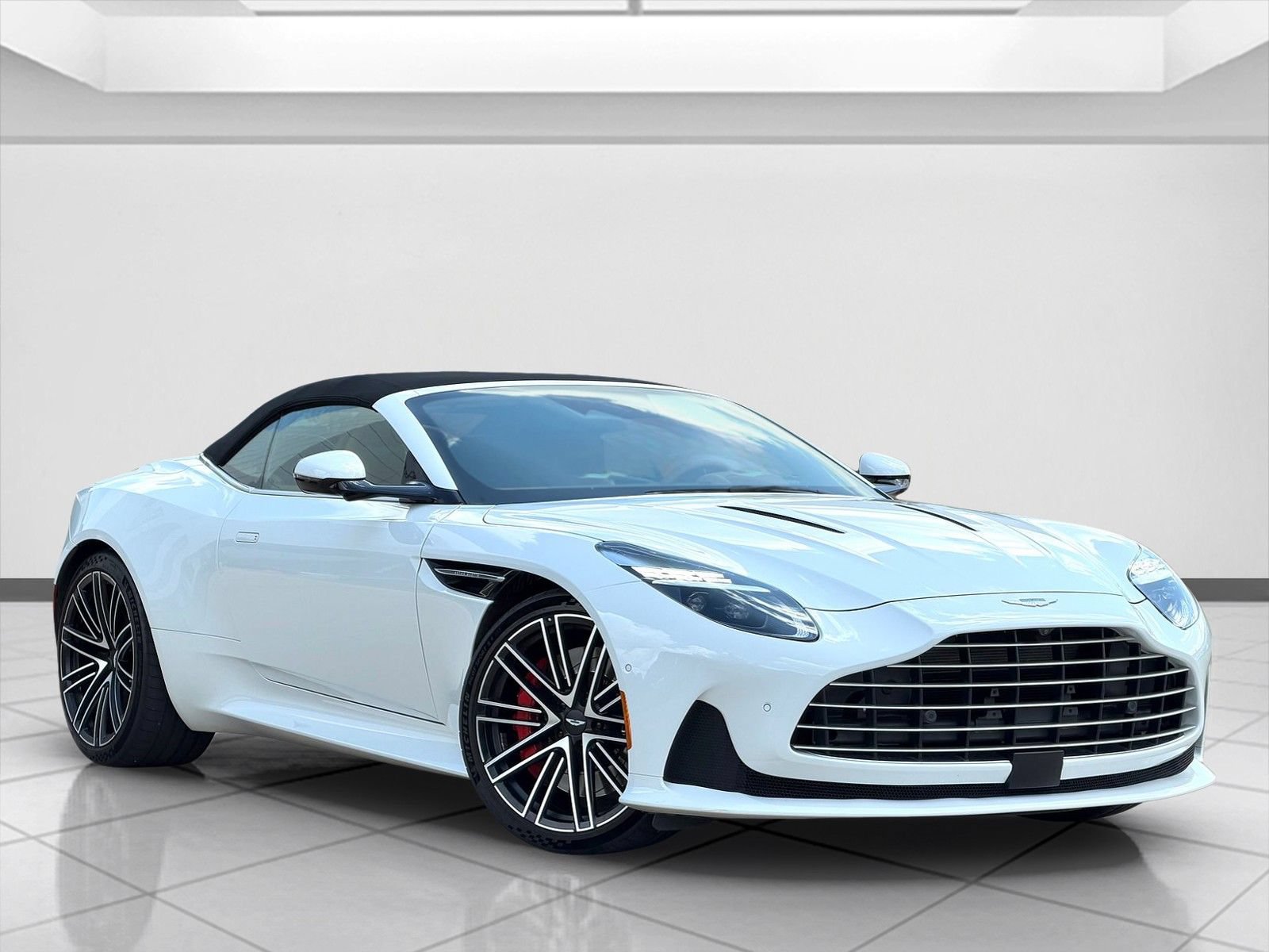 Used 2025 Aston Martin DB12 Convertible RWD image 1