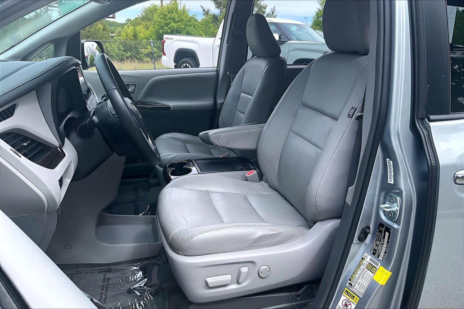Used 2017 Toyota Sienna XLE w/ XLE Navigation Package FWD image 8