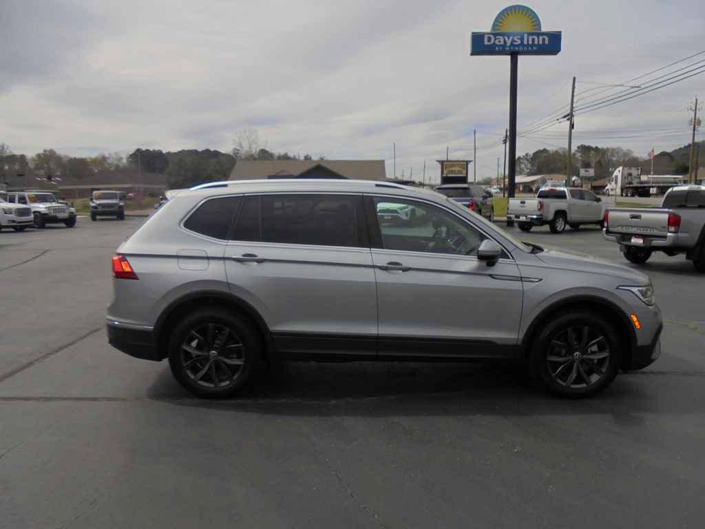 Used 2023 Volkswagen Tiguan SE AWD/4WD image 2