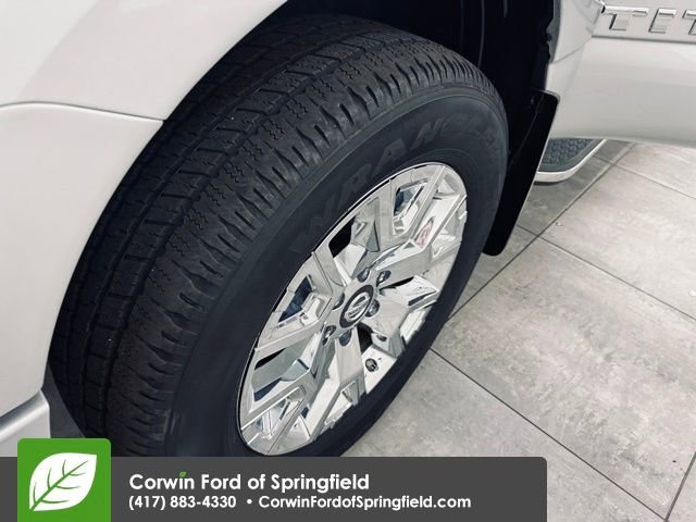 Used 2020 Nissan Titan SL w/ Moonroof Package image 39