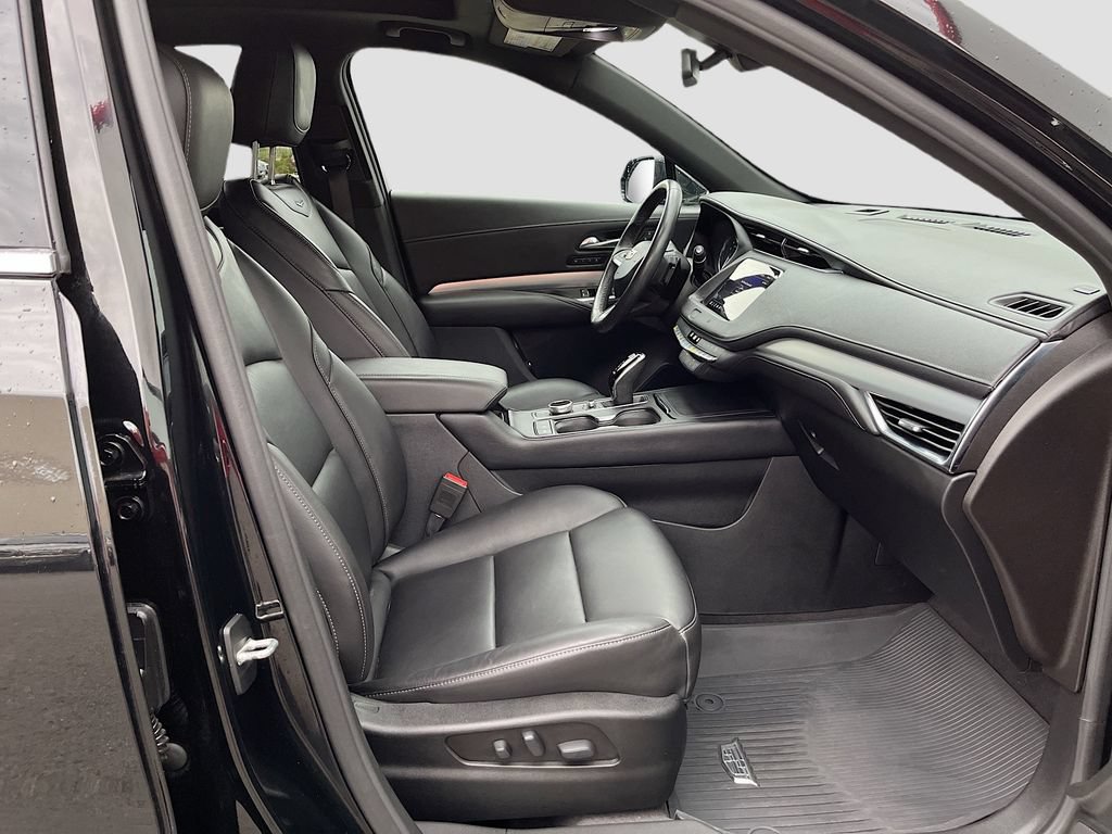 Used 2020 Cadillac XT4 Premium Luxury w/ Cold Weather Package AWD/4WD image 31