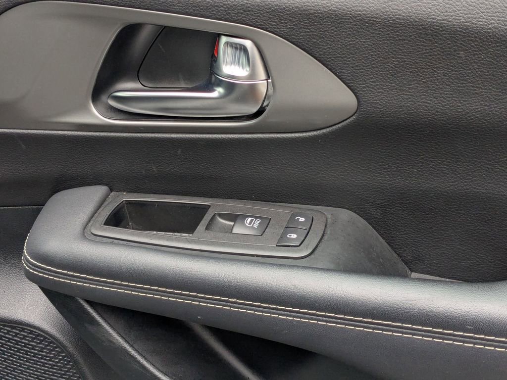 Used 2025 Chrysler Pacifica Select image 33