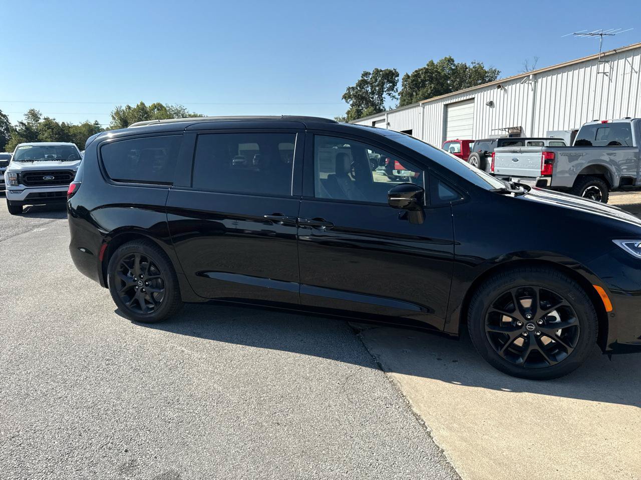 New 2026 Chrysler Pacifica Limited w/ S Appearance Package FWD image 3