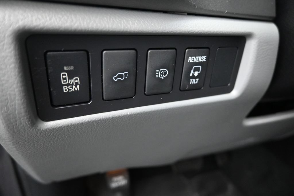 Used 2017 Toyota Sequoia Platinum AWD/4WD image 30