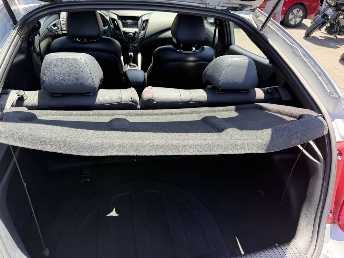 Used 2016 Hyundai Veloster Turbo FWD image 12