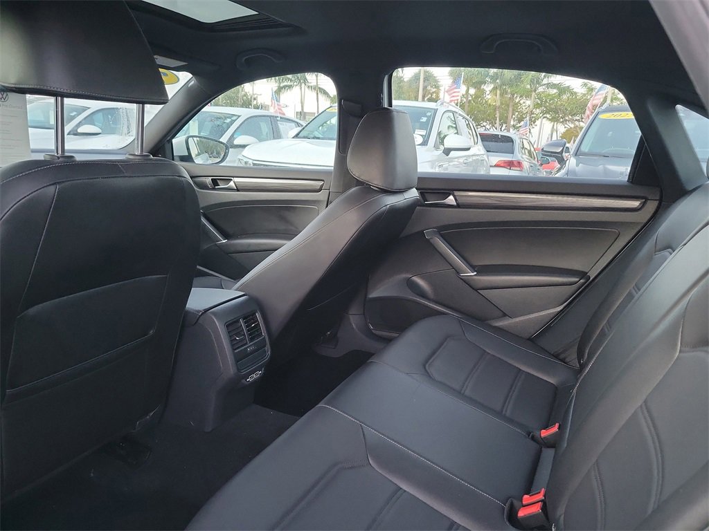 Certified 2022 Volkswagen Passat 2.0T R-Line image 8