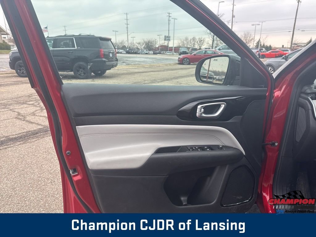 Used 2025 Jeep Compass Limited image 33