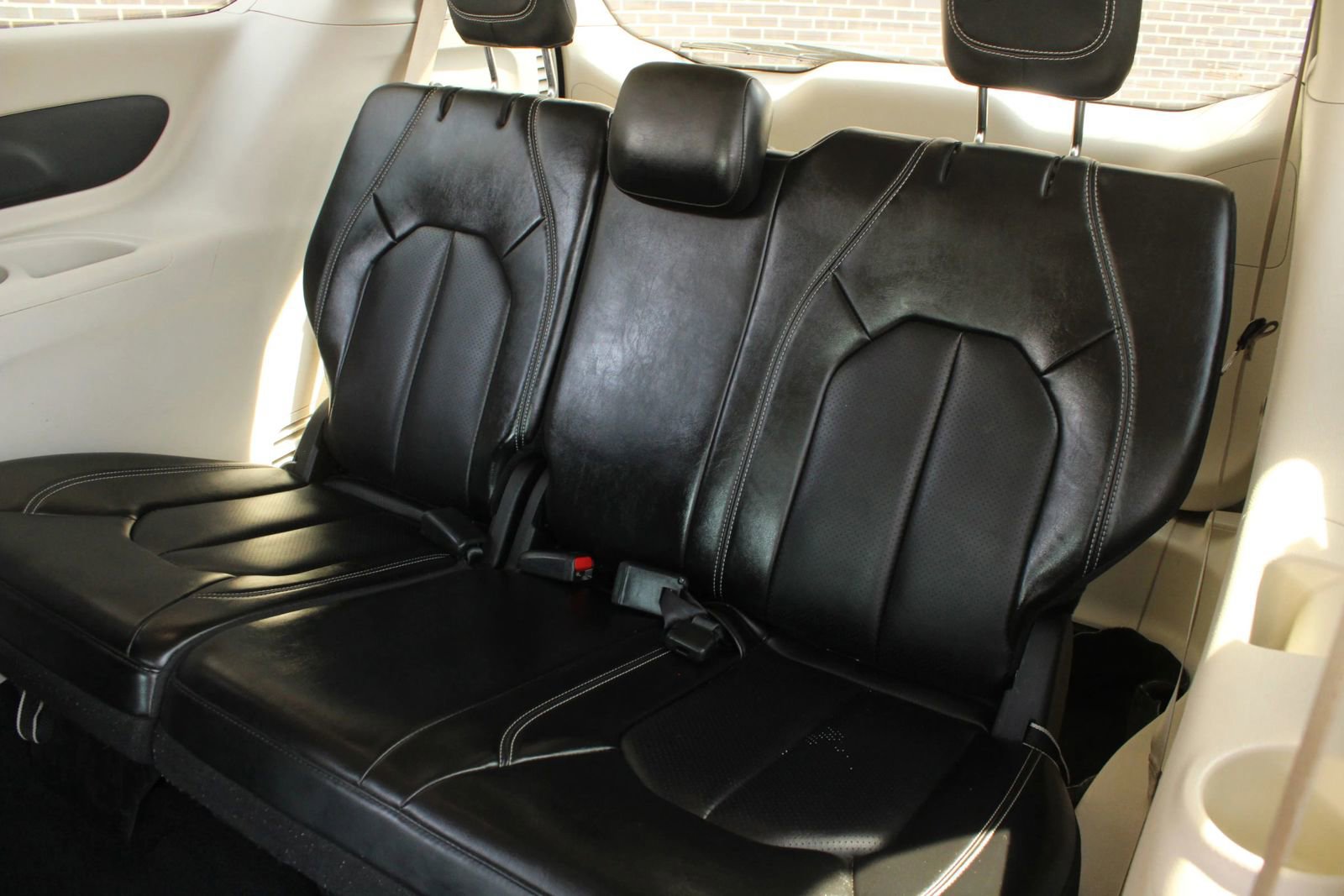 Used 2023 Chrysler Pacifica Touring-L FWD image 16