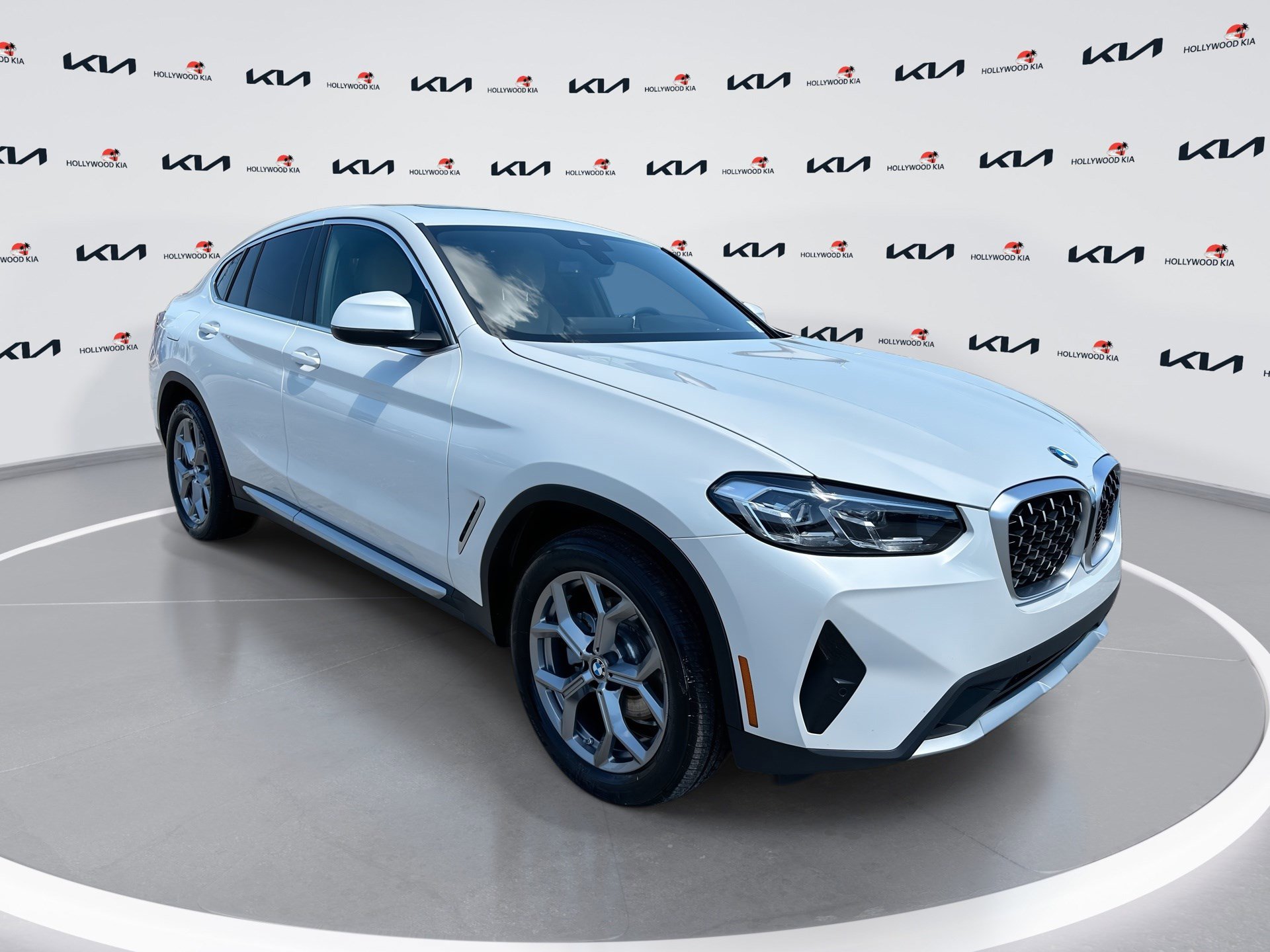 Used 2025 BMW X4 xDrive30i image 1
