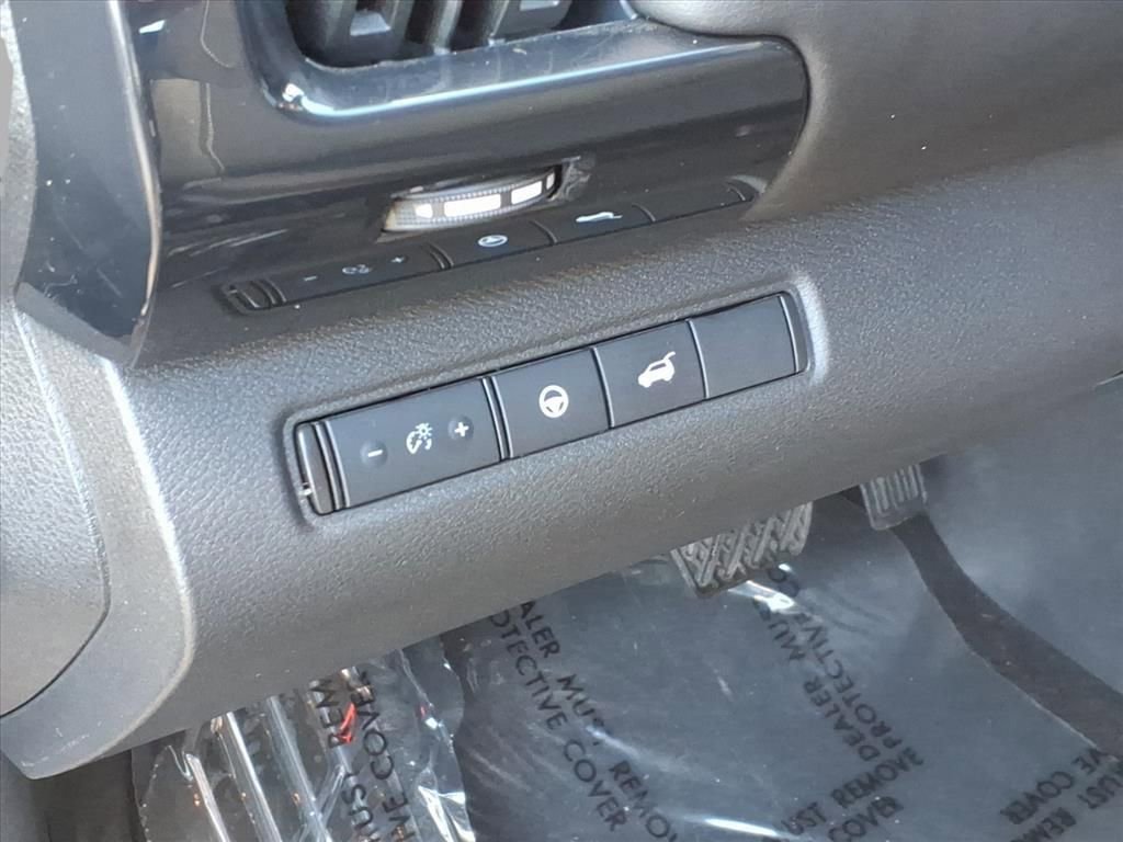 Used 2025 Nissan Pathfinder SV image 19