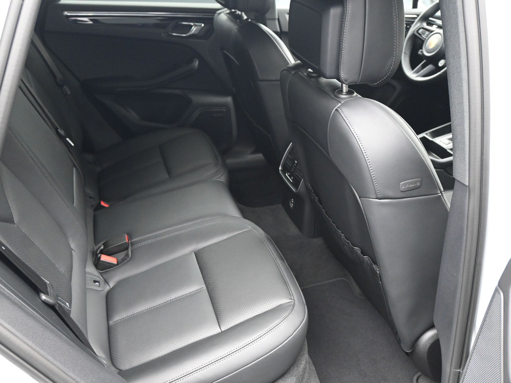 Certified 2026 Porsche Macan AWD/4WD image 10