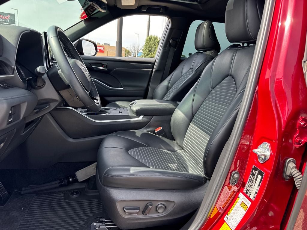 Used 2022 Toyota Highlander XSE FWD image 17