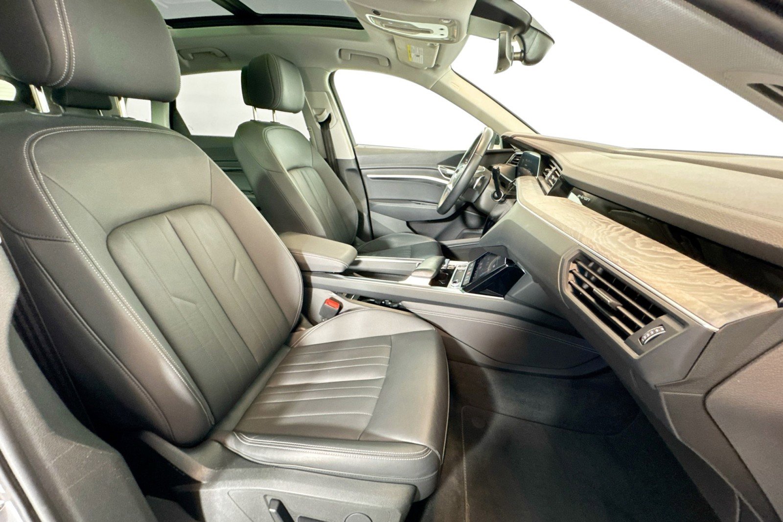 Used 2022 Audi e-tron Premium image 26
