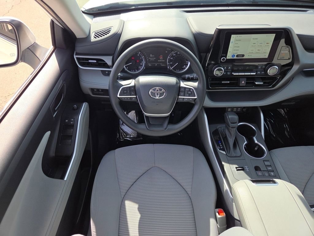 Used 2023 Toyota Highlander L image 4