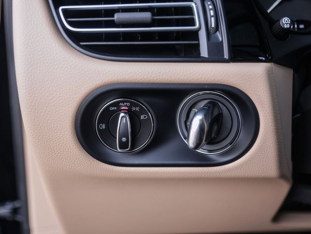 Certified 2025 Porsche Macan image 18