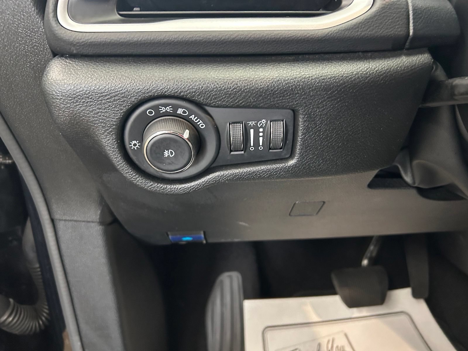 Certified 2025 Chrysler Pacifica Select FWD image 16