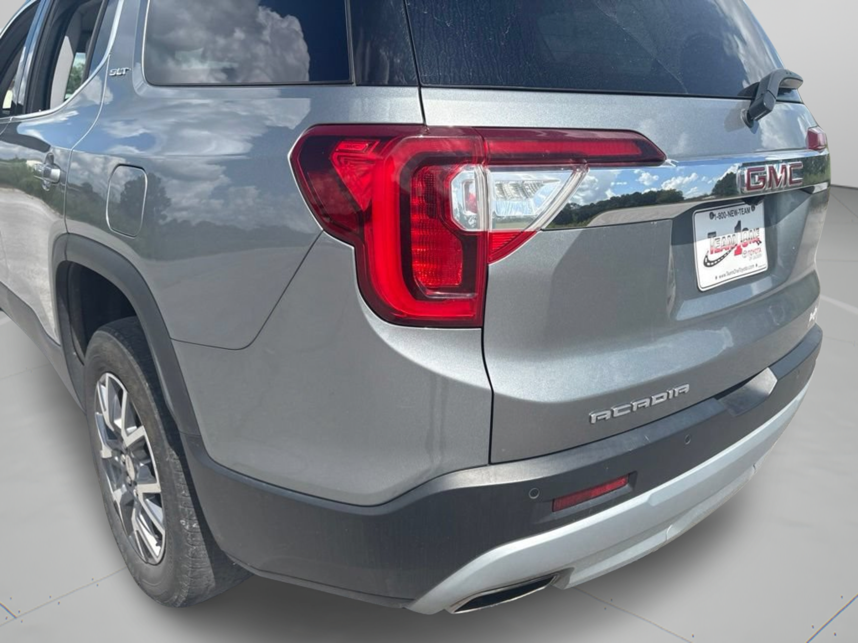 Used 2023 GMC Acadia SLT w/ Preferred Package FWD image 7