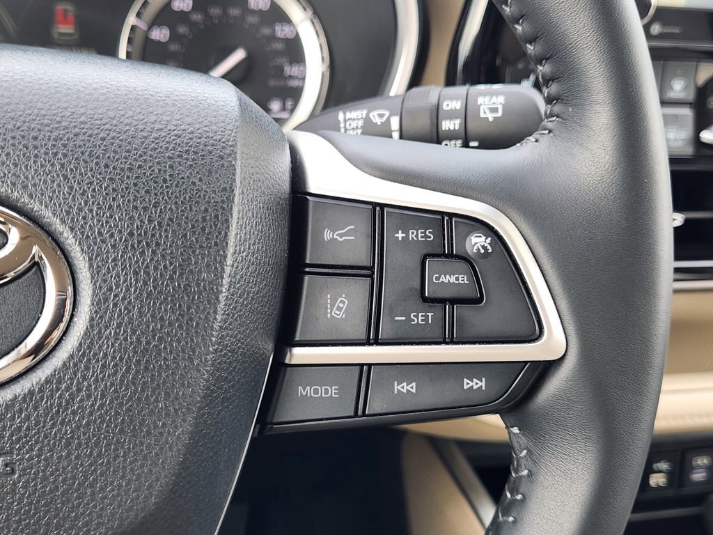 Used 2022 Toyota Highlander XLE AWD/4WD image 28