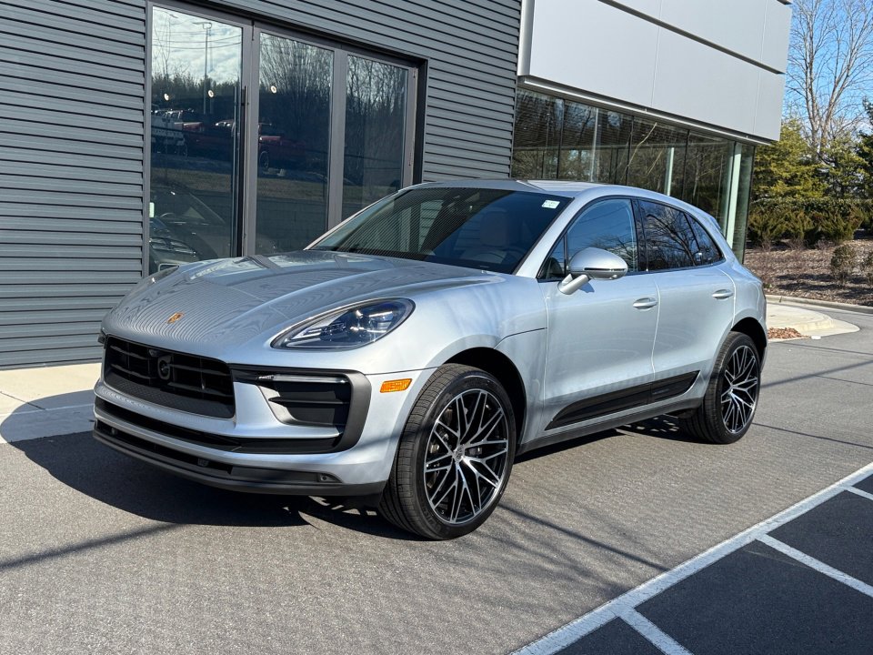 Certified 2025 Porsche Macan Turbo image 1