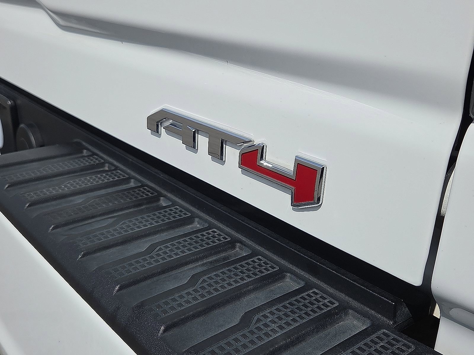 Used 2025 GMC Sierra 2500 AT4 w/ AT4 Premium Plus Package AWD/4WD image 8