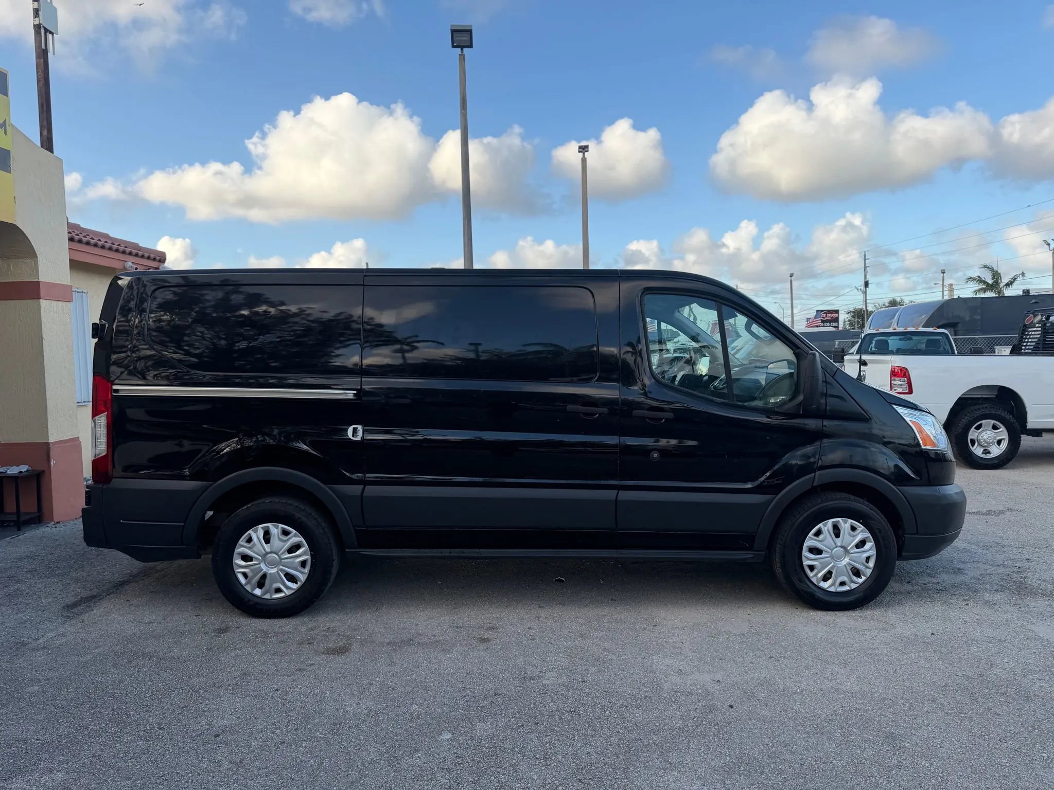 Used 2018 Ford Transit 150 130 Low Roof w/ Exterior Upgrade Package RWD image 8