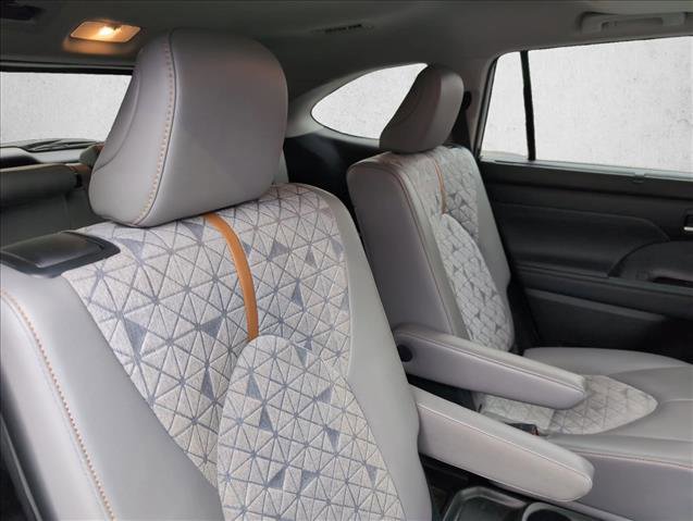 Used 2023 Toyota Highlander Bronze Edition image 23