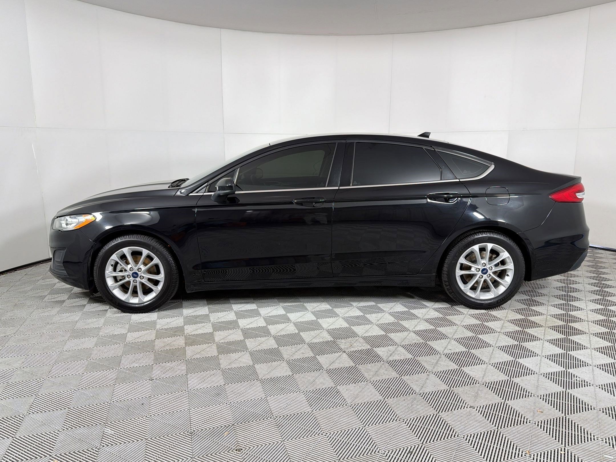Used 2019 Ford Fusion SE image 2