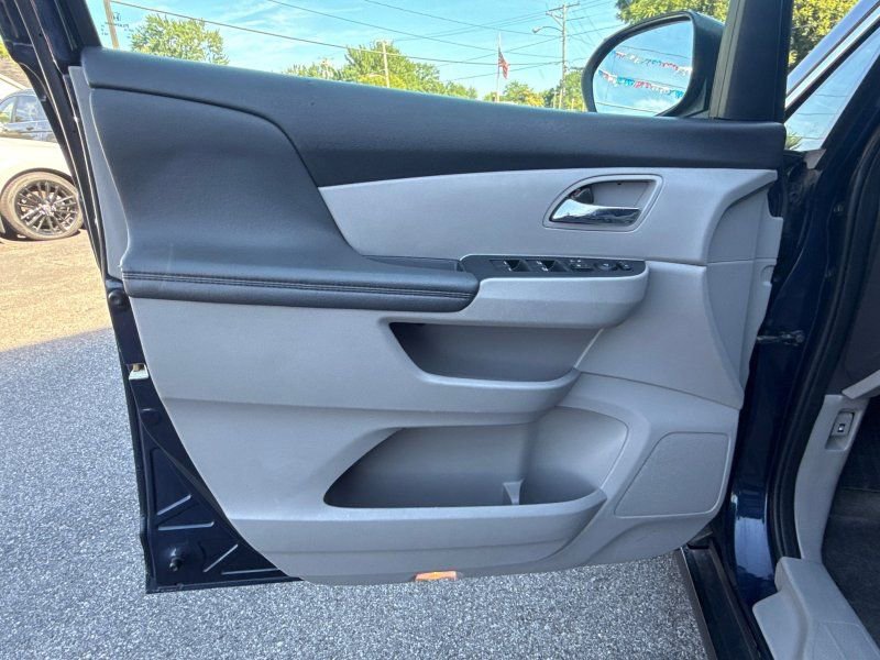 Used 2016 Honda Odyssey SE image 9