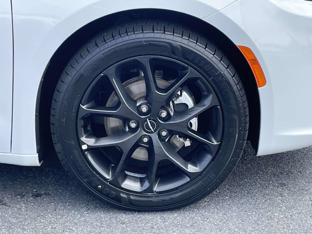 Certified 2025 Chrysler Pacifica Limited FWD image 11
