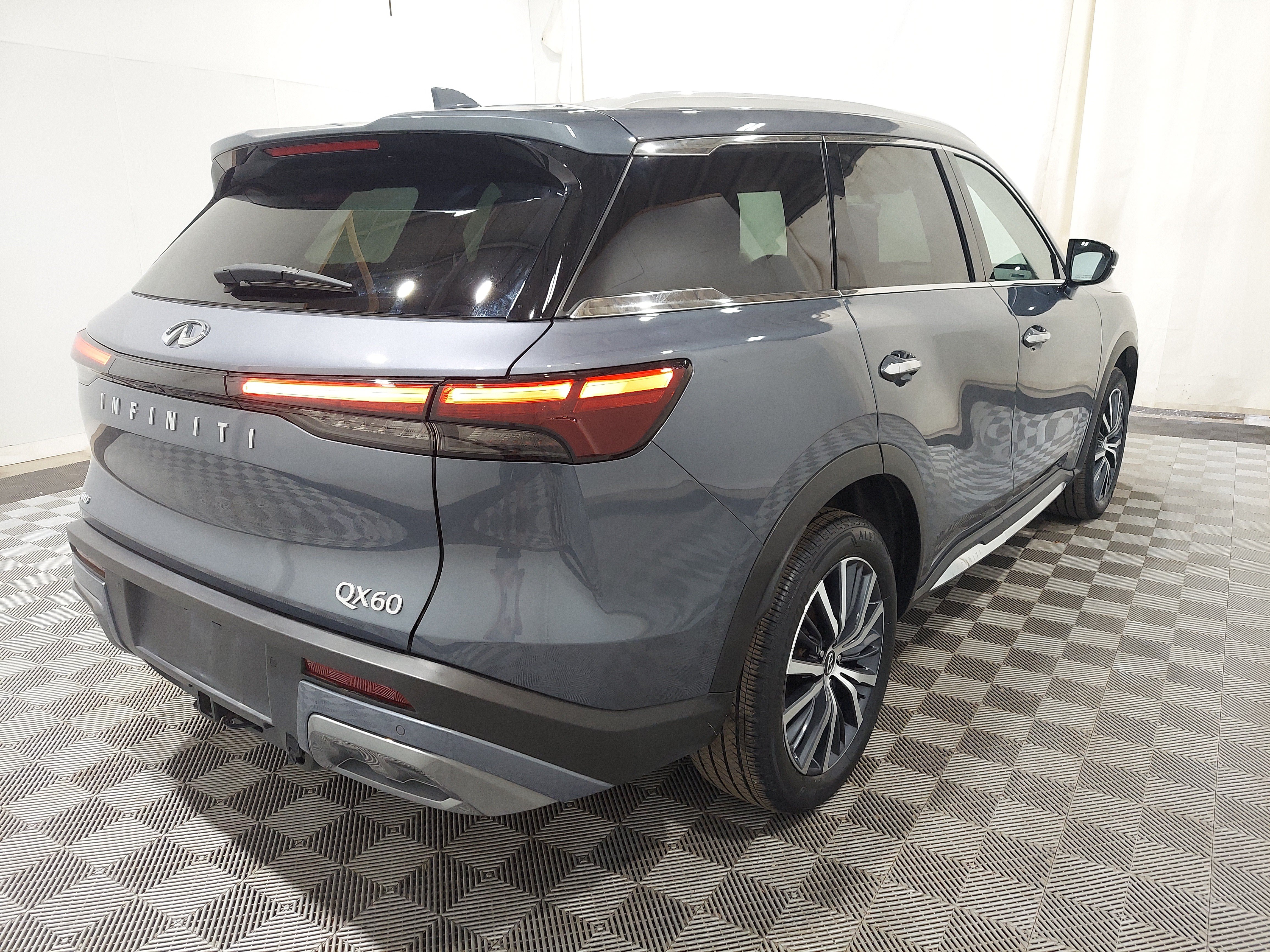 Used 2024 INFINITI QX60 Sensory AWD/4WD image 3