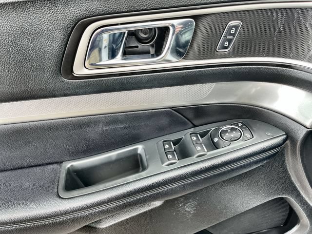 Used 2017 Ford Explorer XLT w/ Equipment Group 202A AWD/4WD image 17