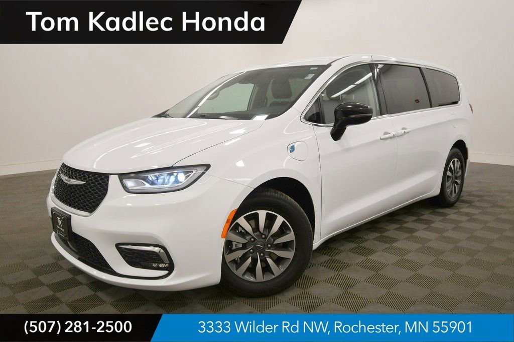 Used 2024 Chrysler Pacifica Limited FWD image 1