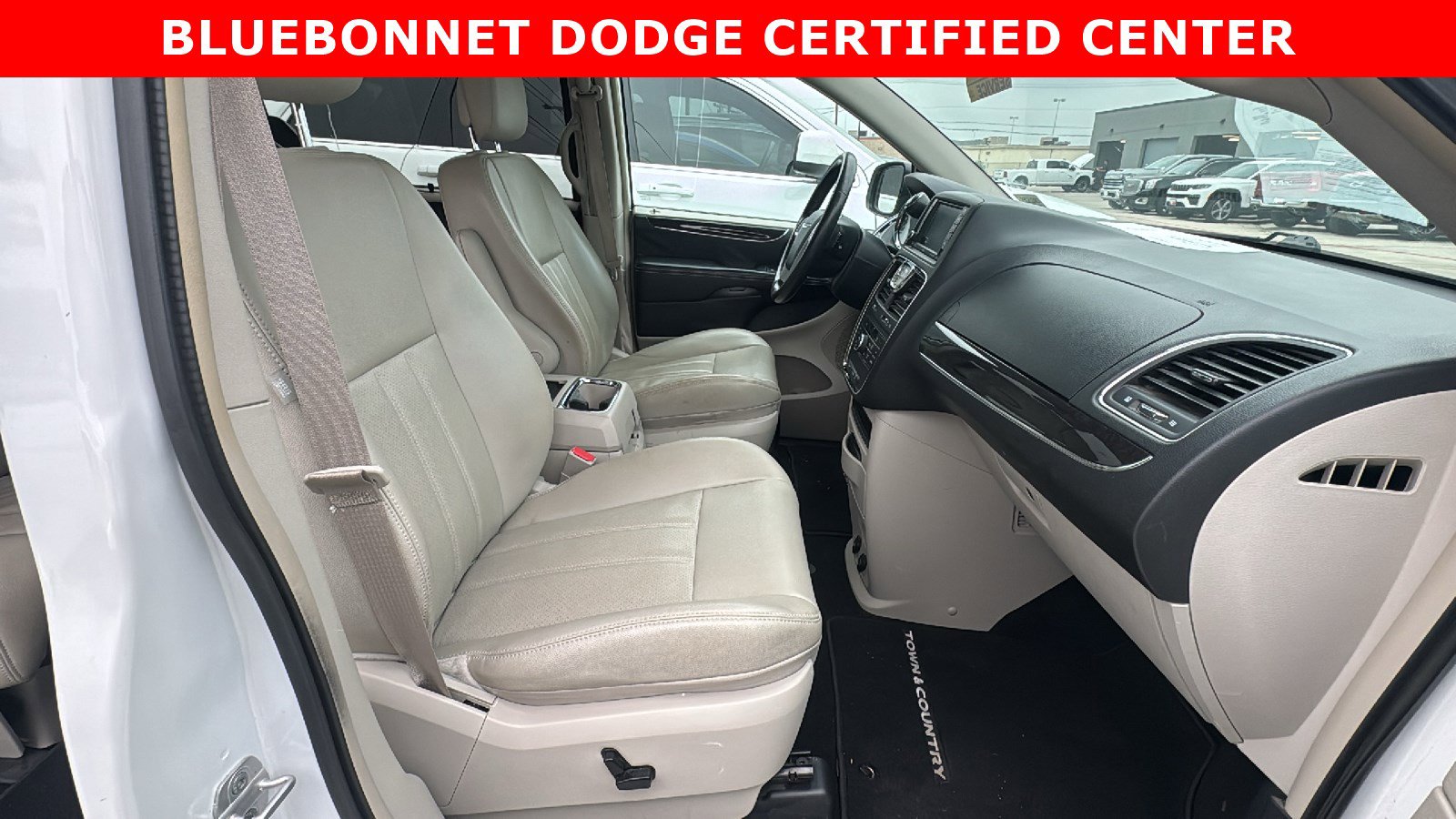 Used 2013 Chrysler Town & Country Touring-L w/ Driver Convenience Group FWD image 11
