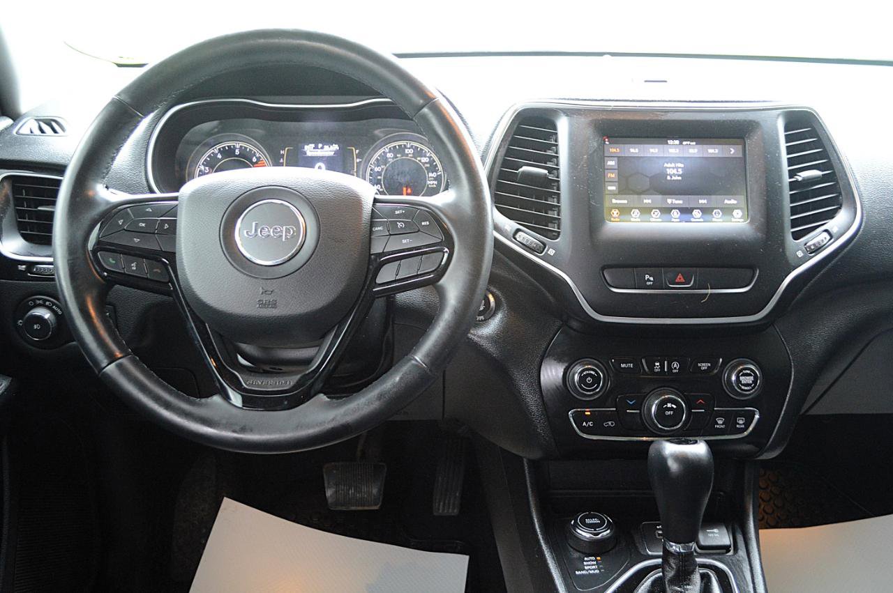 Used 2019 Jeep Cherokee Latitude Plus AWD/4WD image 18