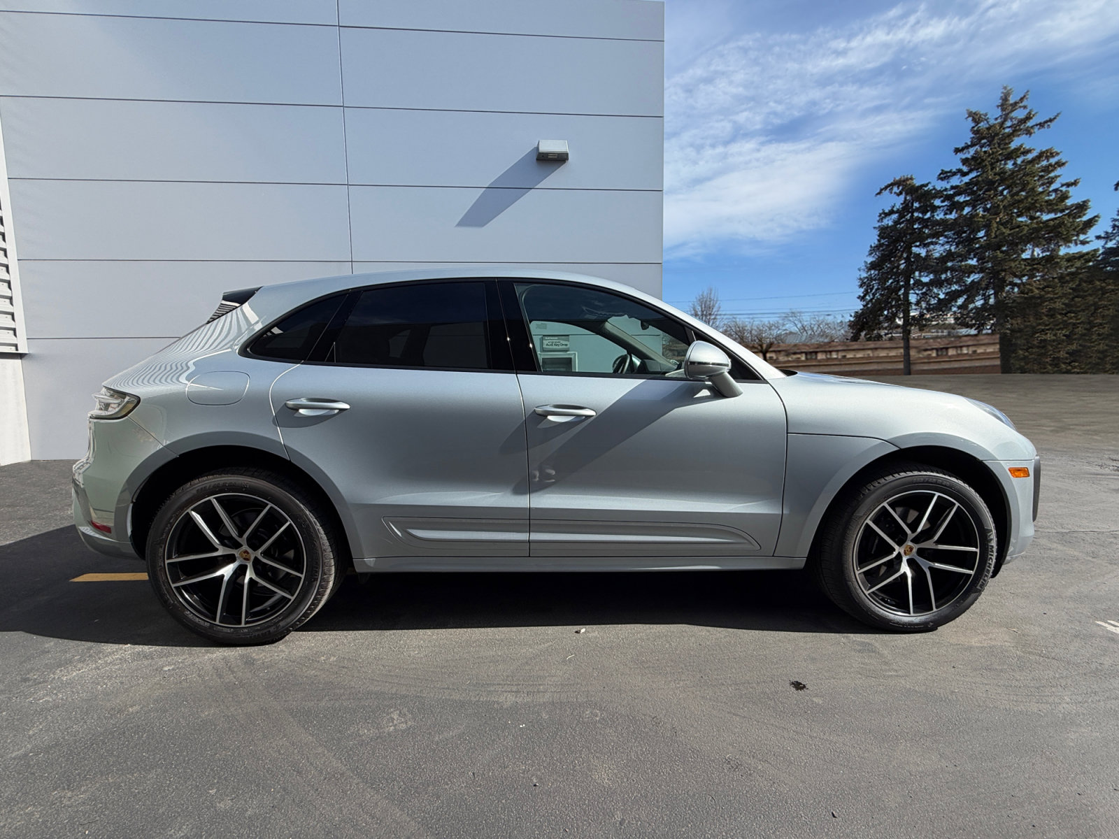 Used 2025 Porsche Macan AWD/4WD image 6