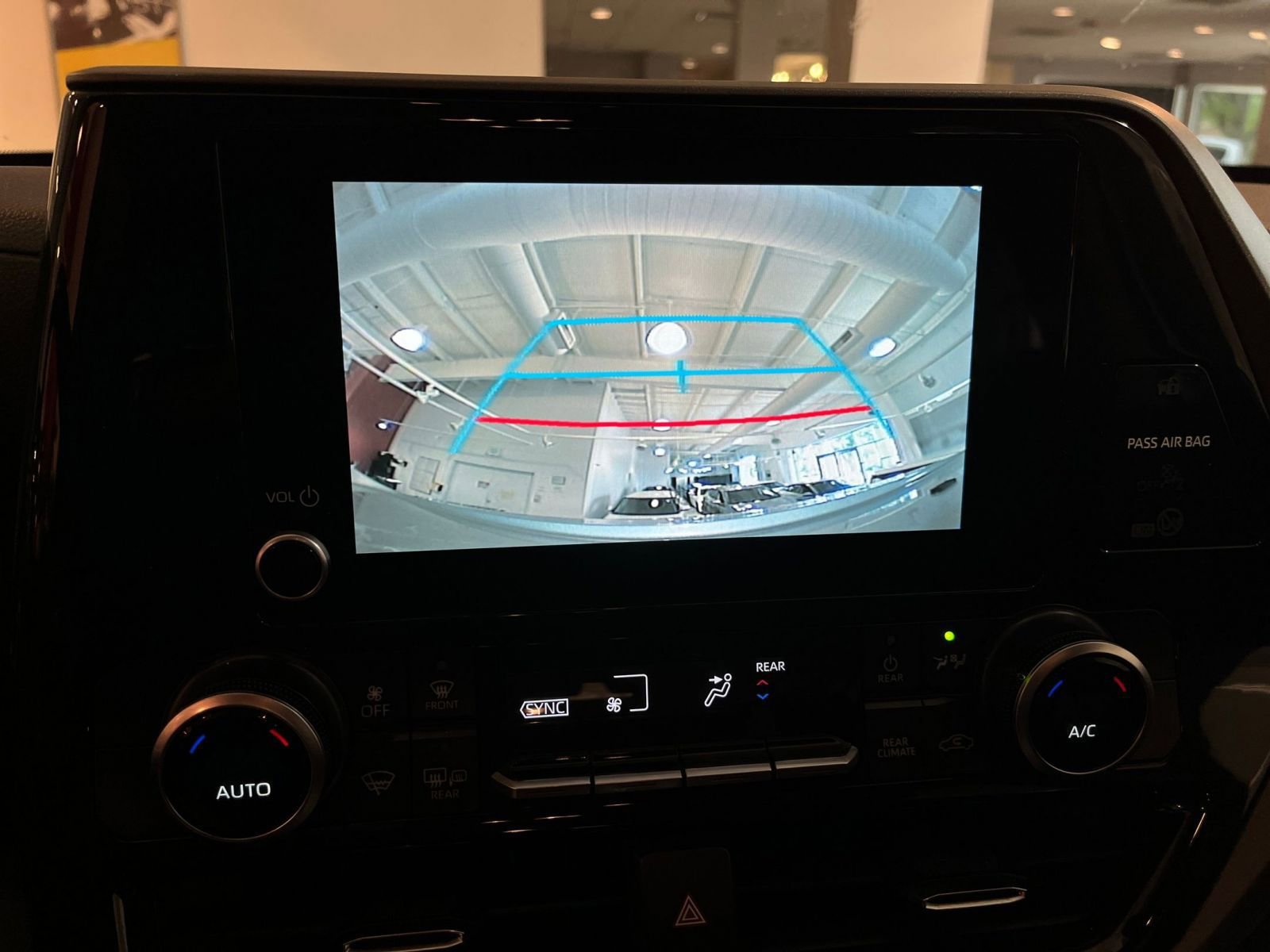 Used 2025 Toyota Highlander LE FWD image 25