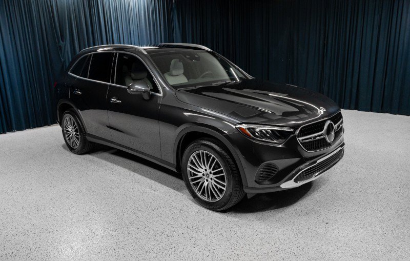 Used 2025 Mercedes-Benz GLC 300 image 3