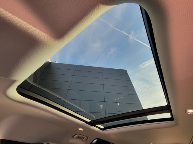 Used 2025 Land Rover Defender 110 S image 40