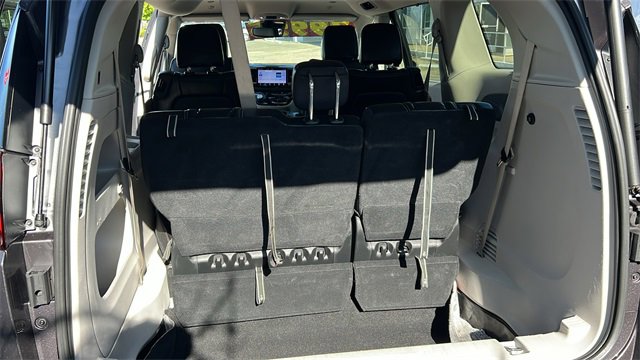 Used 2023 Chrysler Pacifica Touring-L image 12