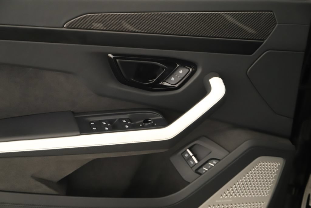 Used 2025 Lamborghini Urus SE AWD/4WD image 24