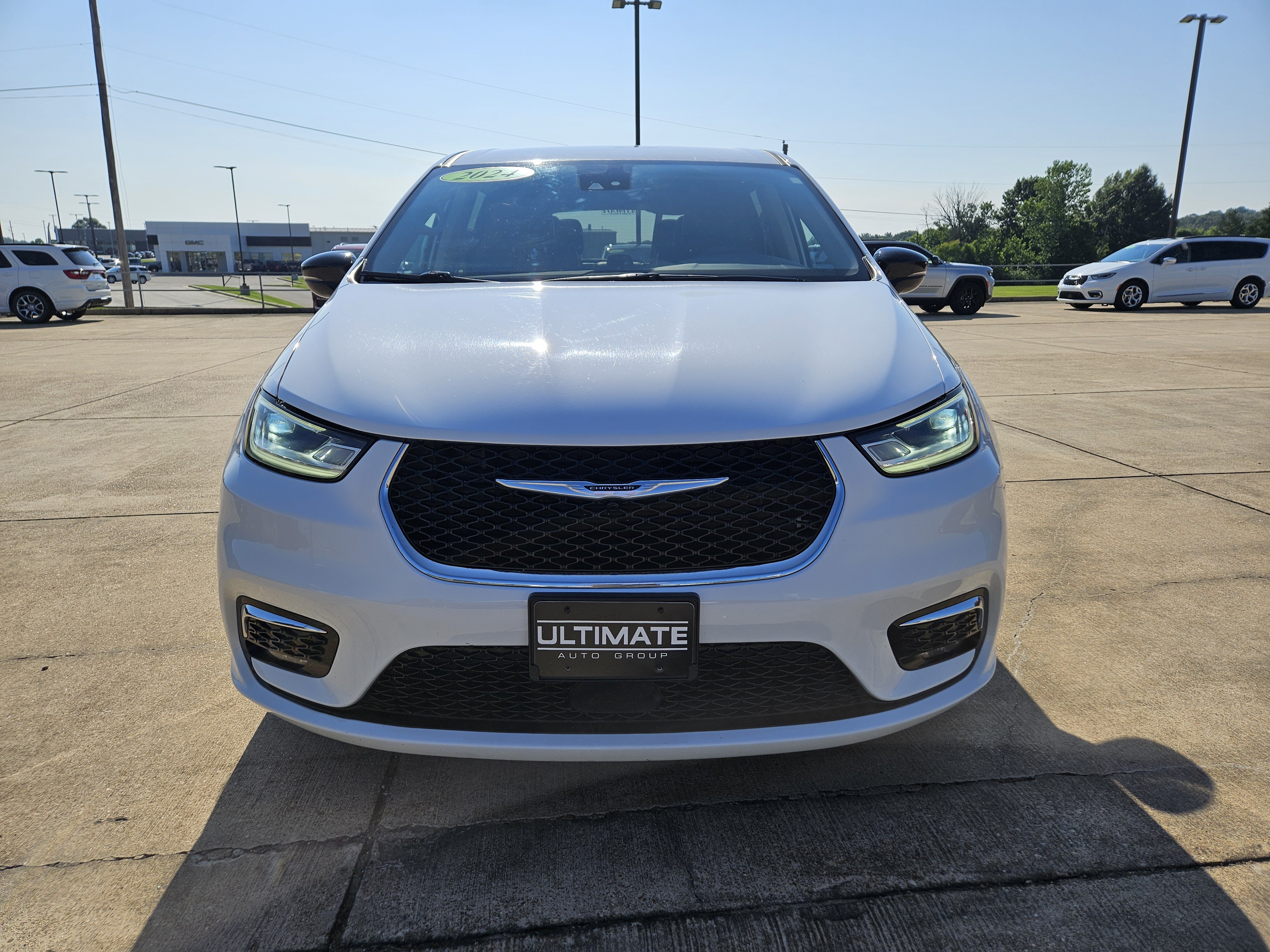 Used 2024 Chrysler Pacifica Touring-L FWD image 9