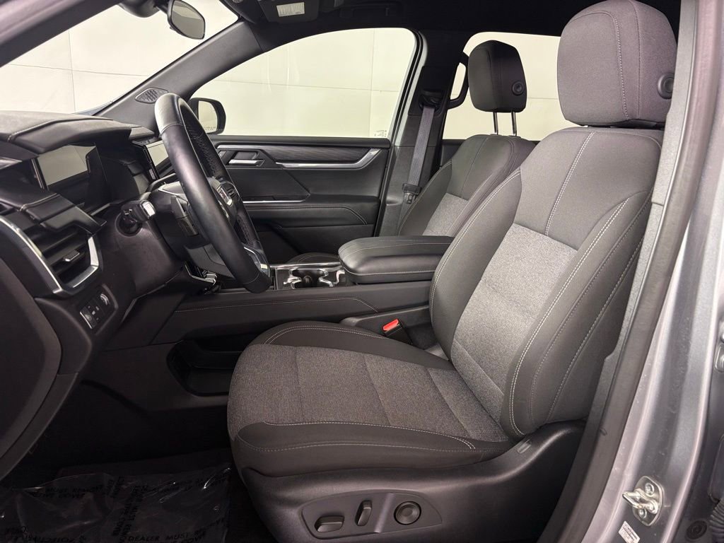 Used 2025 GMC Acadia Elevation image 17