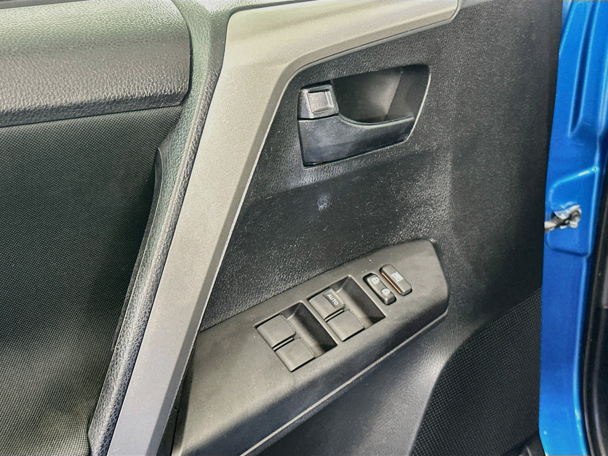 Used 2018 Toyota RAV4 LE w/ Carpet Mat Package FWD image 15