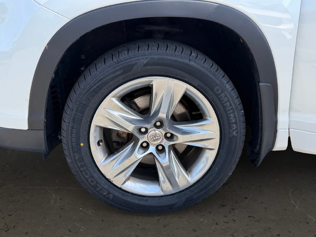 Used 2015 Toyota Highlander Limited w/ Driver Technology Package AWD/4WD image 27