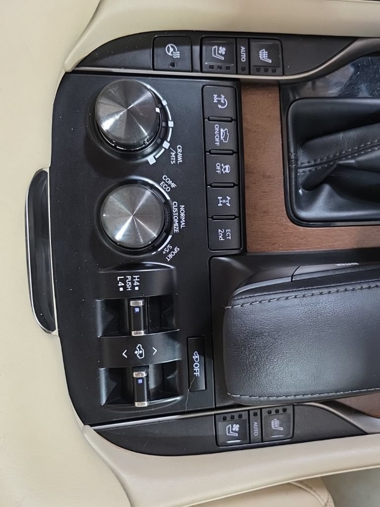 Used 2019 Lexus LX 570 4WD w/ Luxury Package image 32