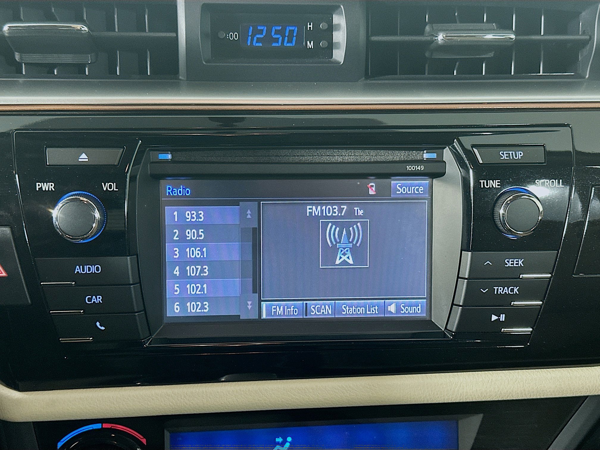 Used 2015 Toyota Corolla LE image 19