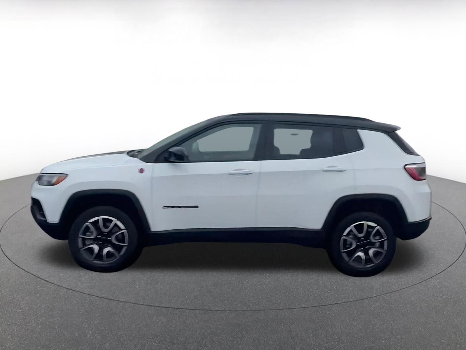 Used 2025 Jeep Compass Trailhawk image 9