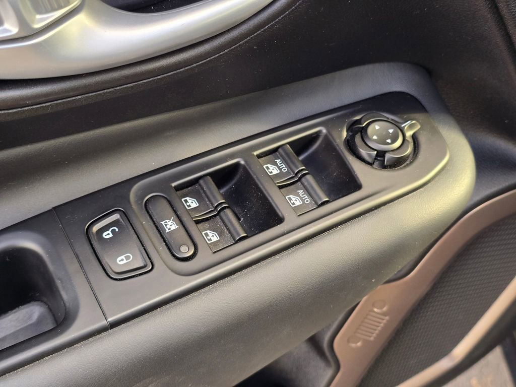 Used 2023 Jeep Renegade Latitude AWD/4WD image 19