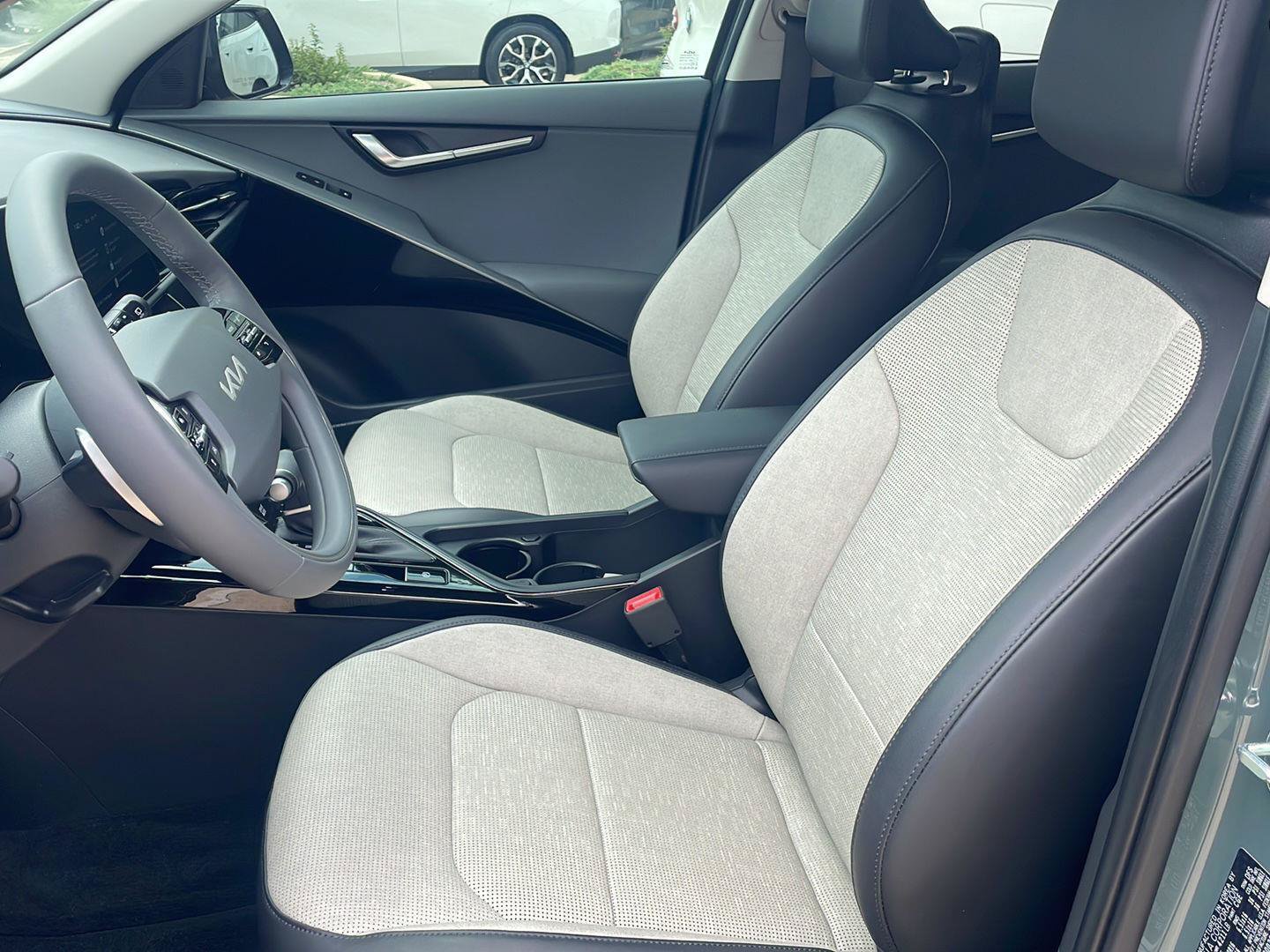 Used 2025 Kia Niro FWD image 6